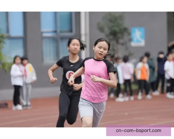贝尔纳多席尔瓦在曼城场上持续奔跑展现无限活力